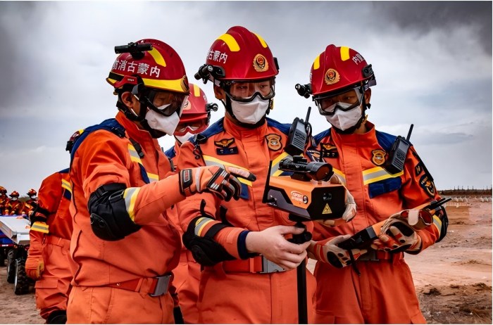 內(nèi)蒙古消防開(kāi)展“北疆藍(lán)光·2025”全區(qū)消防救援隊(duì)伍地震災(zāi)害救援實(shí)戰(zhàn)拉動(dòng)演練.jpg