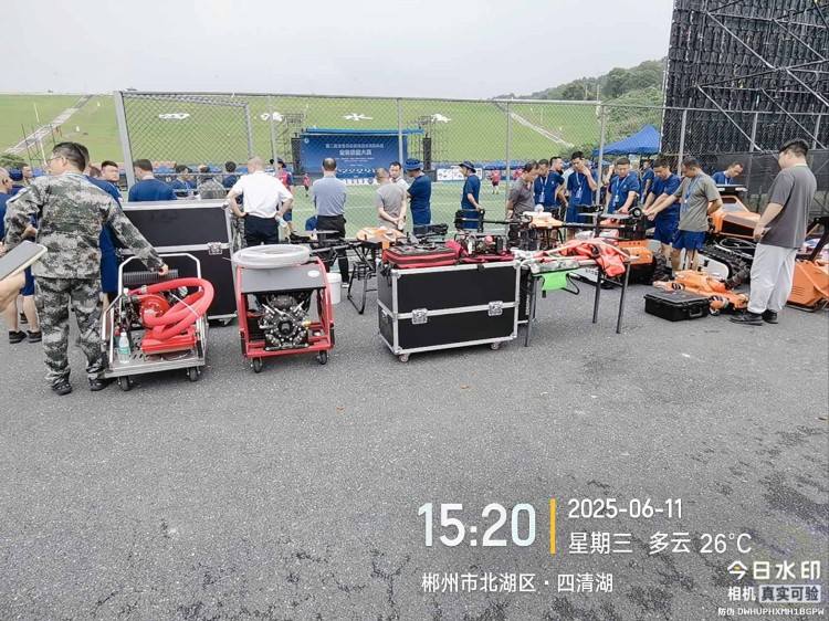 投彈無(wú)人機(jī)，滅火無(wú)人機(jī)，隔離帶開(kāi)辟機(jī)器人展會(huì)1.jpg